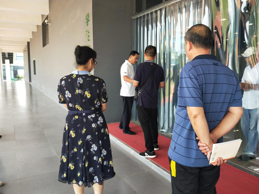 張愛(ài)平董事長(zhǎng)視察高鐵校區(qū)食堂并給出整改意見(jiàn) 張愛(ài)平董事長(zhǎng)視察高鐵校區(qū)食堂并給出整改意見(jiàn)